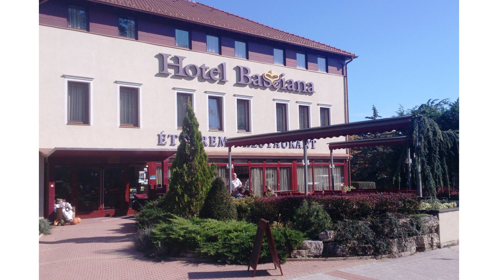 Bassiana Hotel és Étterem